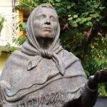 Buste de Baba Vanga dans la cour de sa maison