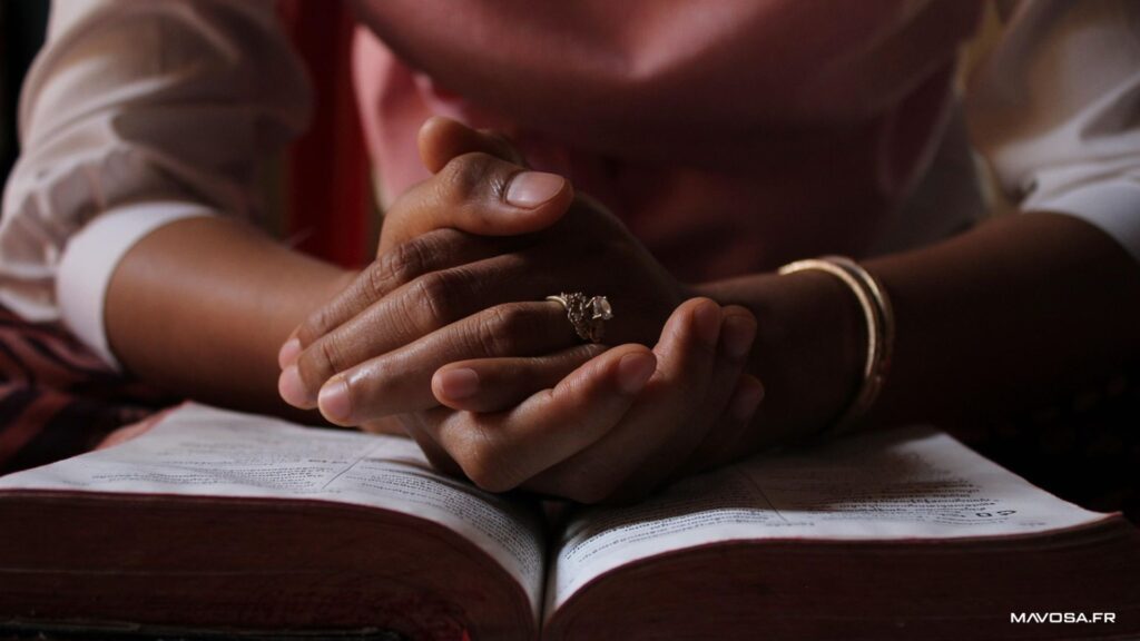 Femme qui prie avec livre
