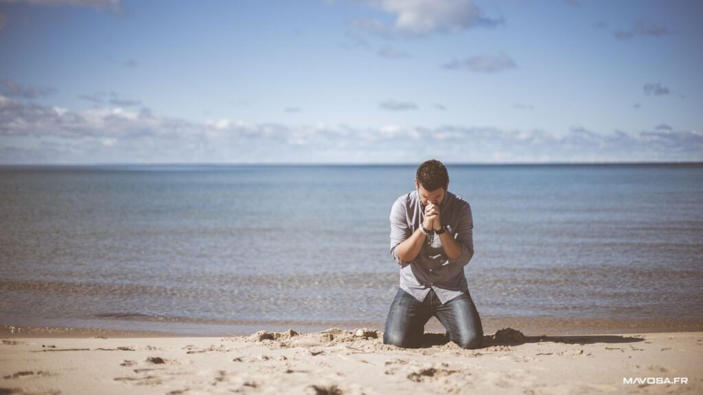 Homme prière plage